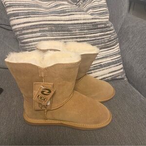 OZ Natives UGG Short Button Chestnut Boots Size 39 or 8-8.5 US New No Box